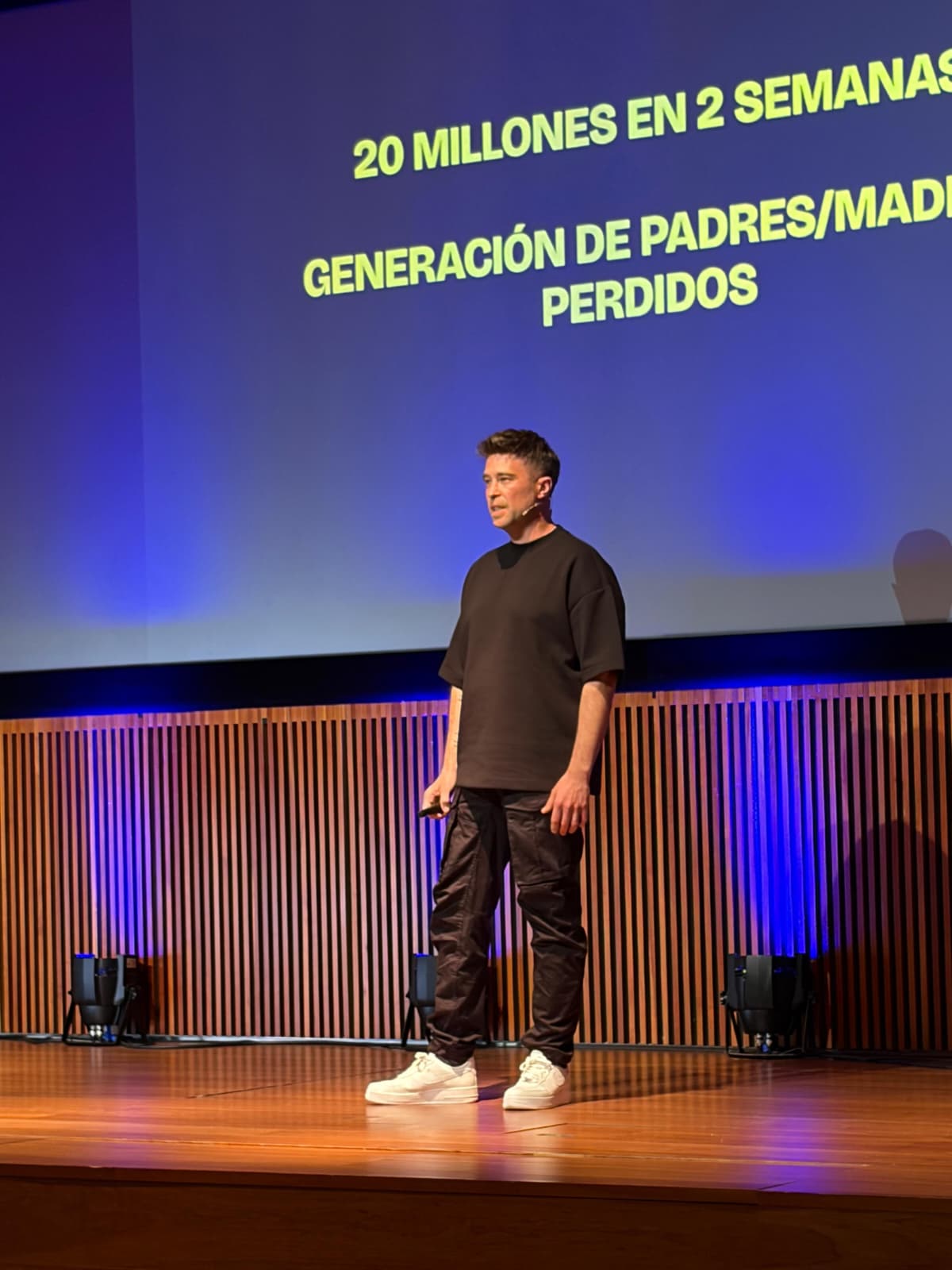 Manuel Rossell hablando sobre Iaia Vicenta en un escenario.