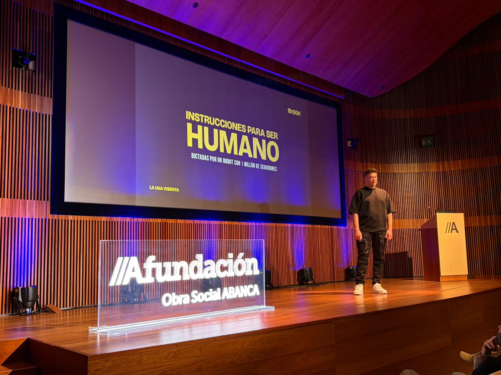 Manuel Rossell sobre el escenario durante la conferencia de Iaia Vicenta en Afundación.