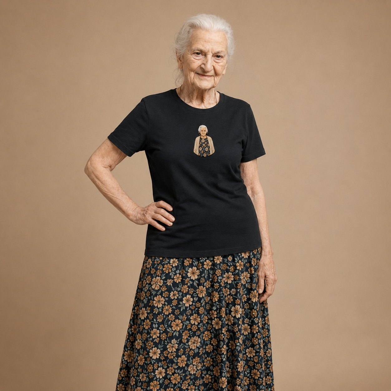 Vicenta con camiseta negra y falda floral.