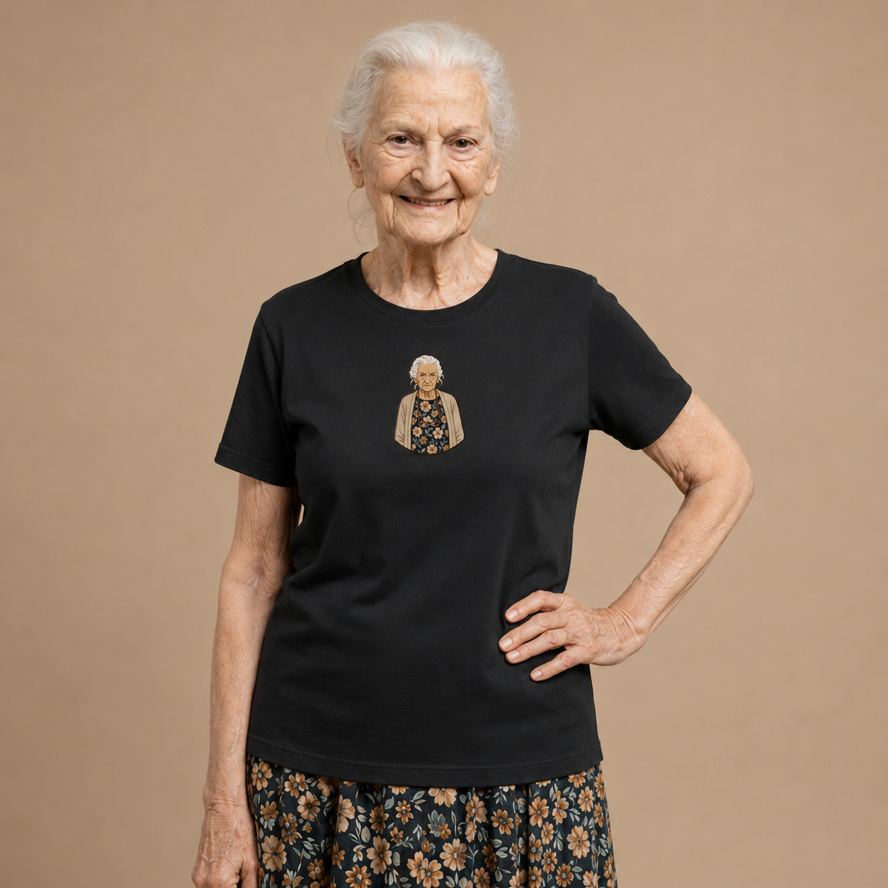 Retrato de Vicenta sonriendo con camiseta negra.