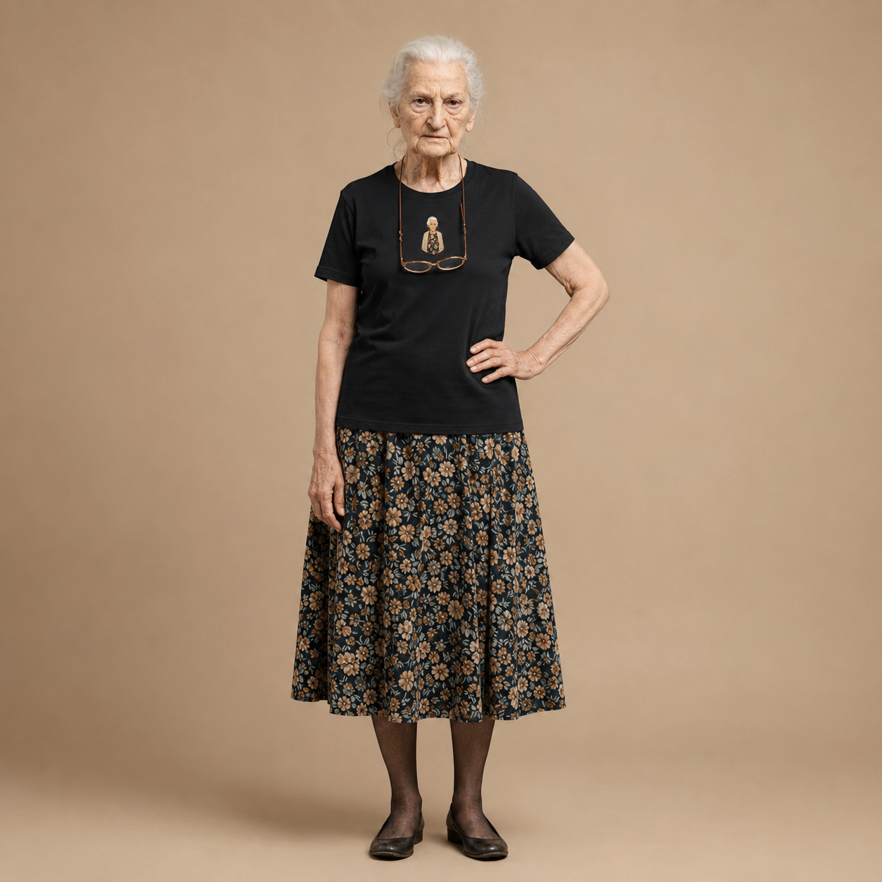 Vicenta con camiseta negra de La Iaia Vicenta.