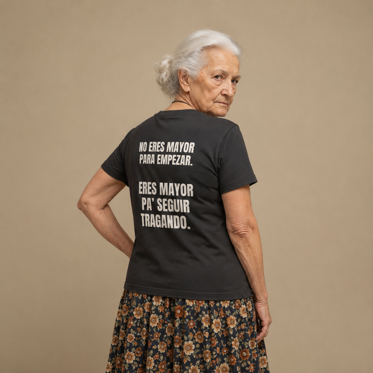 Espalda de camiseta negra con frase de Vicenta.